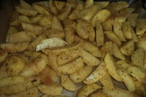 Cartofi aurii la cuptor cu busuioc uscat si marar verde