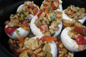 Ciuperci umplute cu legume si piept de pui la slow cooker Crock-Pot