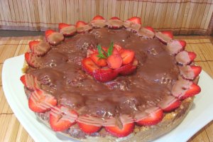 Tarta cu ciocolata si capsuni