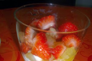 Salata de fructe cu iaurt