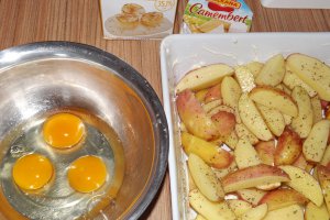 Cartofi noi la cuptor, cu porumb dulce si branza Camembert