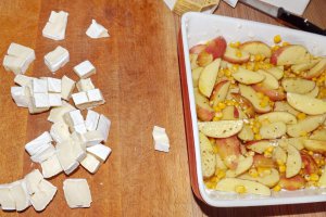 Cartofi noi la cuptor, cu porumb dulce si branza Camembert