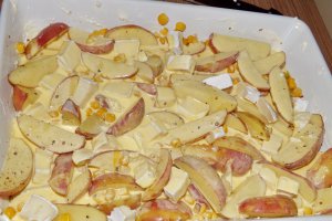 Cartofi noi la cuptor, cu porumb dulce si branza Camembert