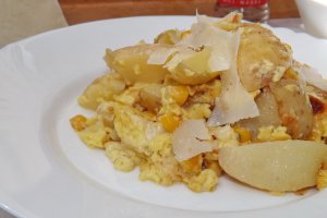 Cartofi noi la cuptor, cu porumb dulce si branza Camembert