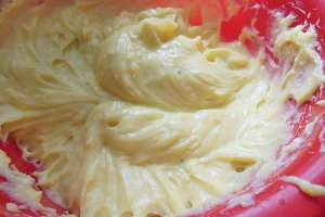 Prajitura cu crema de lamaie si bucati de ananas