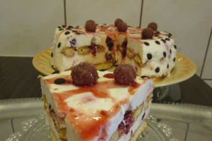 Tort cu piscoturi,visine,iaurt si frisca