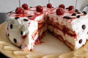 Tort cu piscoturi,visine,iaurt si frisca
