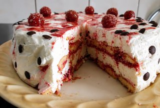Tort cu piscoturi,visine,iaurt si frisca