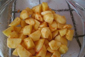 Cartofi noi cu boia la cuptor