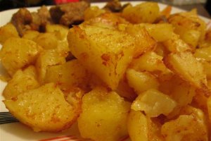 Cartofi noi cu boia la cuptor