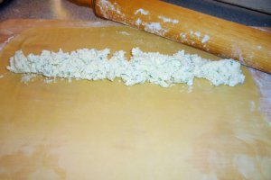 Placinta cu aluat foietaj si branza sarata