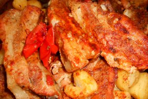 Piept de porc la cuptor cu rosii si cartofi noi