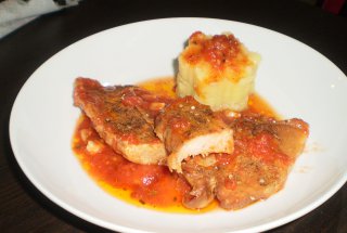 Pulpa de porc cu sos de rosii si usturoi la cuptor