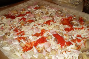 Pizza in straturi cu foi de placinta Bella