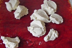 Ruladă cu zmeură şi cremă de mascarpone