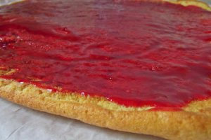 Ruladă cu zmeură şi cremă de mascarpone