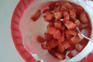 Tort cu crema de branza si capsuni