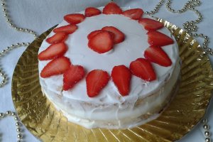 Tort cu crema de branza si capsuni