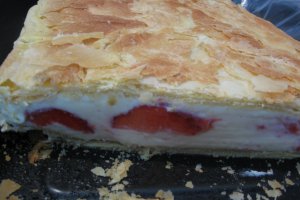 Cremsnit cu foietaj de casa si capsuni