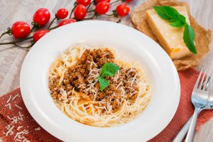 Vezi si reteta video pentru Spaghete bolognese