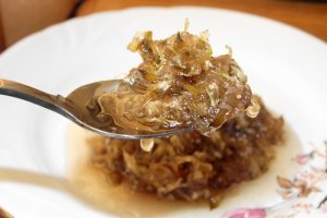 Dulceata din flori de salcam