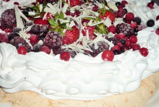 Tort Pavlova cu fructe de padure si capsuni