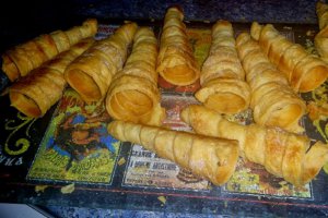 Conuri umplute cu mere caramelizate