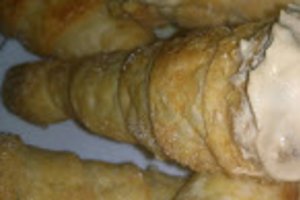 Conuri umplute cu mere caramelizate