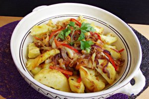 Cartofi la cuptor, cu legume caramelizate