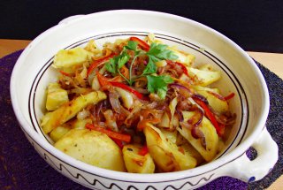 Cartofi la cuptor, cu legume caramelizate