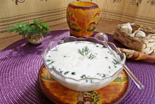 Sos de usturoi cu crema de branza pufoasa Delaco