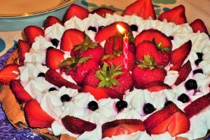 Tort Pavlova cu ciocolata si capsuni