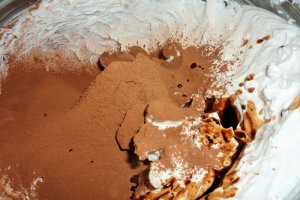 Tort Pavlova cu ciocolata si capsuni