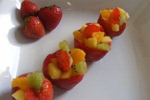 Căpşuni umplute cu fructe