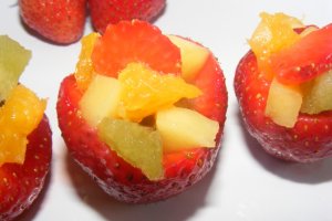 Căpşuni umplute cu fructe