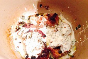 Ceafa de porc in sos de smantana cu mustar la Multicooker