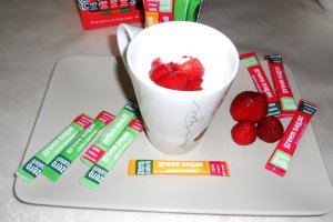 Iaurt cu piure de capsuni si Green Sugar