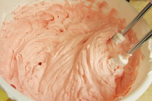 Tort cu crema de ciocolata si capsuni