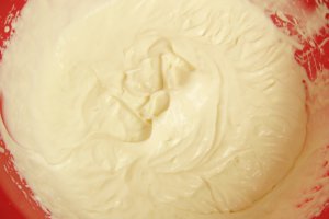 Tort cu crema de ciocolata si capsuni