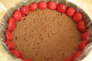 Tort cu crema de ciocolata si capsuni