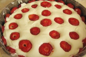 Tort cu crema de ciocolata si capsuni