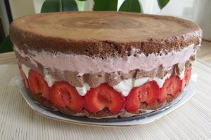 Tort cu crema de ciocolata si capsuni