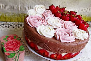 Tort cu crema de ciocolata si capsuni