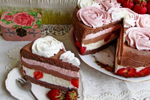 Tort cu crema de ciocolata si capsuni
