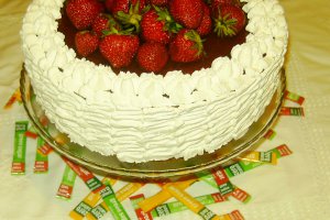 Tort cu branza de vaci,frisca si capsuni