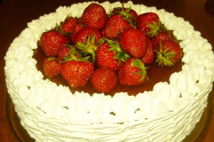 Tort cu branza de vaci,frisca si capsuni
