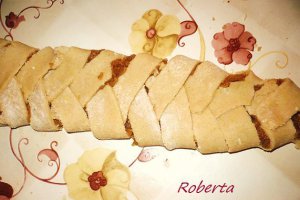 Strudel impletit cu mere si nuci