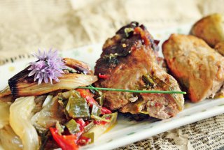 Felii de carne cu fenicul și cartofi noi