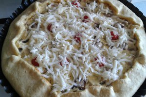 Tarta cu ciuperci si sunca