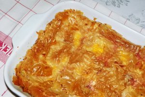Placinta cu branza dulce, capsuni si sirop de portocala